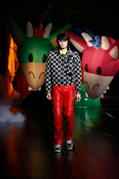 Look 18
